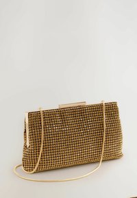Guld mesh aftenhandtaske i rektangulær form. Har en lukning med klap og en aftagelig kæde skulderrem. Struktureret med små firkanter.