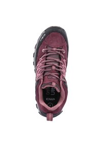 Zapato de senderismo burdeos con parte superior de ante y malla, suela de goma negra y cordones en contraste. Presenta una puntera y talón reforzados para mayor durabilidad.