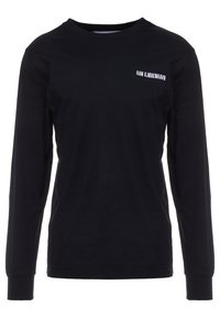 Svart långärmad t-shirt i bomull. Har en rund halsringning och en vit textdesign på den övre vänstra sidan som läser "HAN KJØBENHAVN."