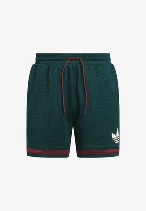 Pantalones cortos deportivos de color verde oscuro, hechos de tela perforada, con un cordón y acentos en color burdeos. Presenta un logo blanco de Adidas.