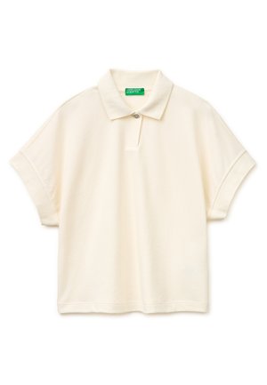Polo de manga corta color crema con tejido texturizado, tapeta de un solo botón y etiqueta verde de United Colors of Benetton en el interior del cuello.