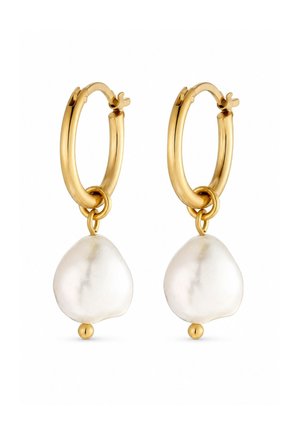 Boucles d'oreilles créoles en or, chacune avec une grande perle blanche de forme irrégulière suspendue en bas.