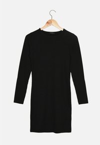 Schwarz geripptes Langarmkleid mit Rundhalsausschnitt, aus einem dehnbaren Stoff, hängt an einem Holzkleiderbügel vor einem einfarbigen Hintergrund.