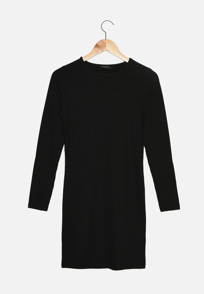 Schwarz geripptes Langarmkleid mit Rundhalsausschnitt, aus einem dehnbaren Stoff, hängt an einem Holzkleiderbügel vor einem einfarbigen Hintergrund.