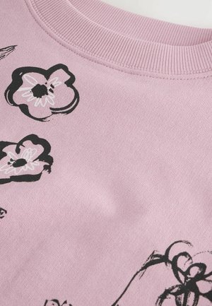 Rosa Baumwollpullover mit einem gerippten Halsausschnitt, verziert mit schwarzen Blumenmotiven. Weicher Stoff, leicht lockere Passform und lässiger Stil.