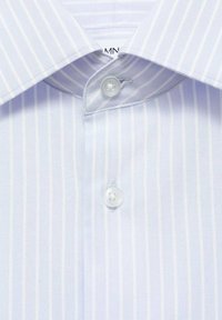 Camicia a righe azzurra chiara con colletto tradizionale, bottone bianco e tessuto morbido, caratterizzata da sottili righe verticali per i dettagli di design.