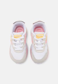 Puma CRUISE RIDER PEONY - Treniņu apavi - peach smoothie/white/spring lavender