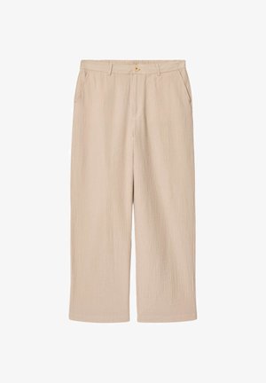 Pantalon beige texturé à jambes larges avec poches latérales, passants de ceinture et fermeture par un seul bouton à la taille.