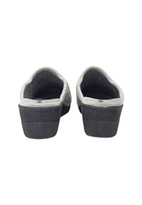 Scarpe slip-on grigie con tomaia testurizzata e suole in gomma nere. Presentano una punta arrotondata e un tacco basso, leggermente rialzato.