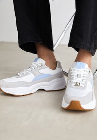 fashion chunky runner tommy hilfiger trainers chunky