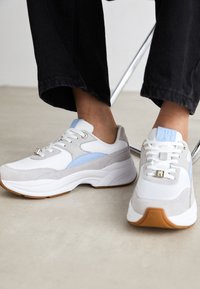 CHUNKY FEMININE RUNNER HARDWARE - Sportbačiai - misty coast