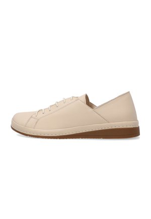 Beiger flacher Ledersneaker mit weißen Schnürsenkeln und brauner Gummisohle, seitlich auf weißem Hintergrund dargestellt.