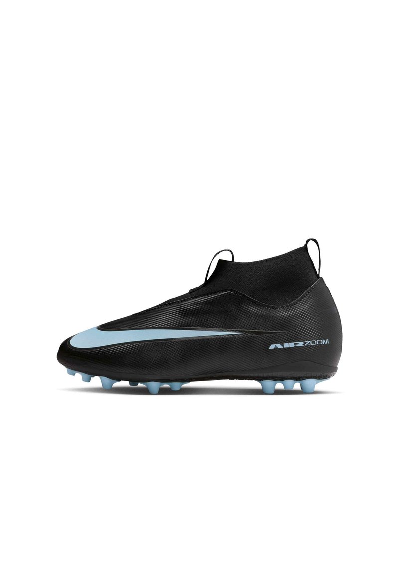 Scarpa da calcio nera con superficie strutturata, vistoso logo Nike blu, design di supporto alla caviglia e tacchetti azzurri per trazione.