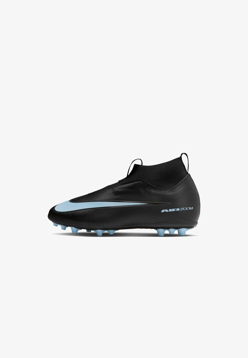 Scarpa da calcio nera con superficie strutturata, vistoso logo Nike blu, design di supporto alla caviglia e tacchetti azzurri per trazione.