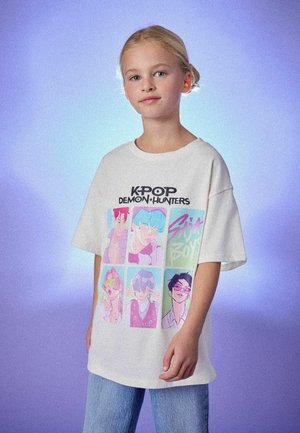 Next, REGULAR FIT - KPOP DEMON HUNTERS T-SHIRT  . - Print T-shirt - ecru