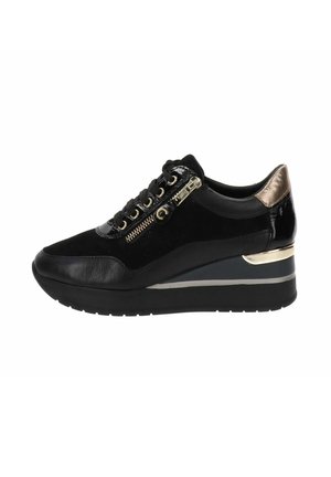 Sneaker nera con un design elegante, caratterizzata da un tallone in vernice lucida, accenti metallici, tomaia testurizzata e chiusura con lacci sicura.