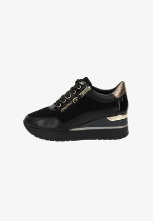 Sneaker nera con un design elegante, caratterizzata da un tallone in vernice lucida, accenti metallici, tomaia testurizzata e chiusura con lacci sicura.
