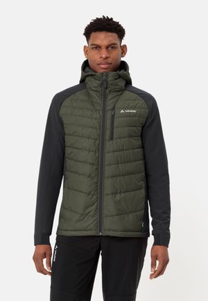 Isolierte Jacke mit einer grünen gesteppte Vorderseite und schwarzen Ärmeln. Merkmale sind ein hoher Kragen, Reißverschlusstaschen und eine Kapuze für zusätzliche Wärme.