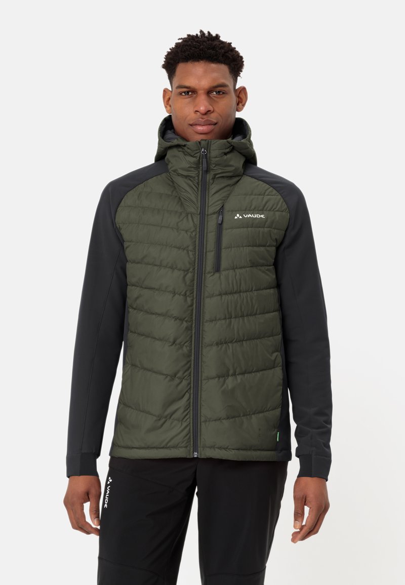 Giacca isolante con un davanti verde trapuntato e maniche nere. Presenta un colletto alto, tasche con zip e un cappuccio per un maggiore calore.
