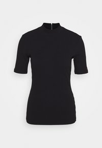 Czarny prążkowany top z krótkim rękawem, z stójką i zamkiem z tyłu. Gładka tekstura, dopasowany fason. Czerwony detal logo na rękawie.