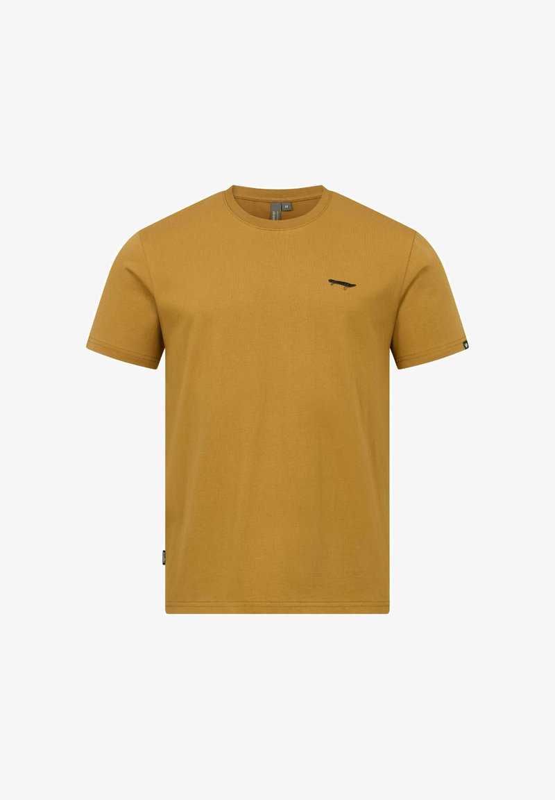 Musztardowo-żółta koszulka z krótkim rękawem i okrągłym dekoltem, z małym czarnym nadrukiem deskorolki na lewej piersi oraz materiałowymi metkami na rękawach i dole.