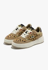 Sneaker con stampa leopardata in camoscio e mesh, con accenti di colore beige e nero, lacci bianchi e una suola bianca spessa.