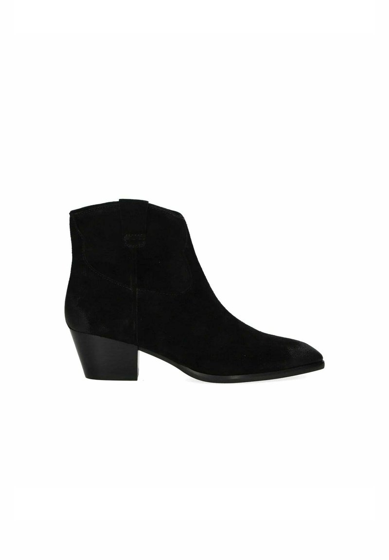 Bottines en suede noir avec un bout pointu et un petit talon bloc angulé. Dotées d'une texture lisse et d'une languette à l'arrière.