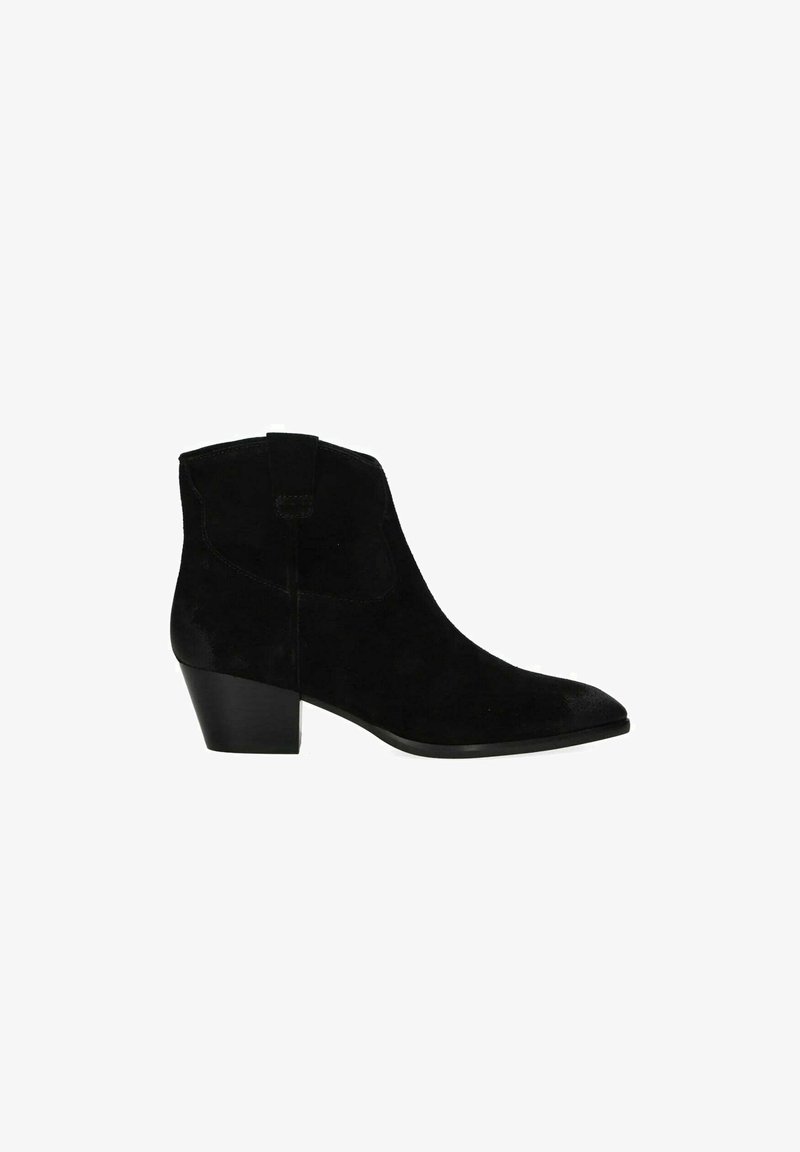 Bottines en suede noir avec un bout pointu et un petit talon bloc angulé. Dotées d'une texture lisse et d'une languette à l'arrière.