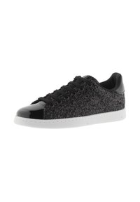 Schwarze Sneaker mit strukturiertem Obermaterial, glänzendem schwarzen Zehenbereich, weißer Gummisohle und schwarzen Schnürsenkeln. Einfaches, modernes Design.