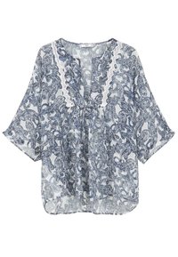 Blusa in tessuto leggero e trasparente con motivo paisley blu e bianco, scollatura a V con rifinitura in pizzo e maniche ampie e fluide.
