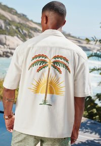 Next REGULAR FIT - PALM EMBROIDERED SHORT SLEEVE - Ing - cream