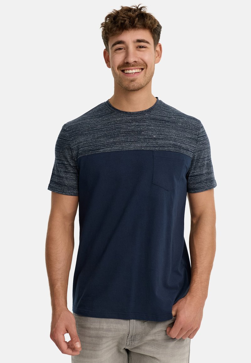 Marineblaue Kurzarm-T-Shirt mit strukturiertem oberen Teil und einer aufgesetzten Tasche. Hergestellt aus weichem Stoff mit lockerer Passform.