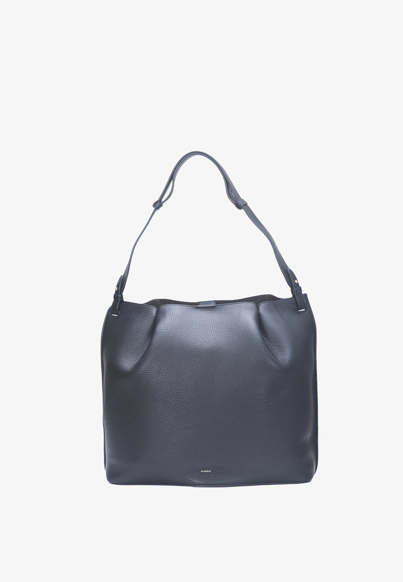 Sac fourre-tout en cuir noir avec une surface texturée, un design souple et décontracté, et des bandoulières réglables. Présente un logo de marque discret.