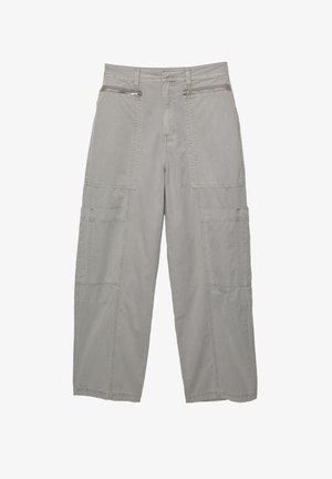 Šedé cargo nohavice z ľahkej tkaniny, vybavené viacerými veľkými vreckami, zipsovými prednými vreckami a uvoľneným širokým strihom.