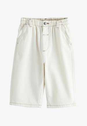 Bijele traperice kratke hlače s opuštenim krojem, elastičnim pojasom, prednjim džepovima i kontrastnim smešnim detaljima. Glatka tekstura i ravne nogavice.