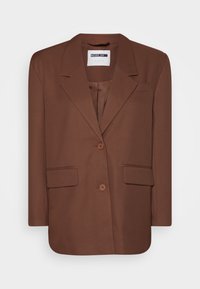 Blazer marrón ajustado con dos bolsillos frontales con solapa, dos botones, solapas de pico y una etiqueta de la marca en el interior del cuello.