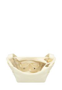 Krémová kožená kabelka se strukturovaným tvarem. Obsahuje vnitřní kapsu na zip a volné přihrádky. Hladký povrch a minimální kovové doplňky.