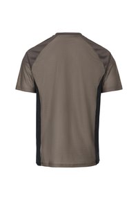 Chemise de sport pour hommes à manches courtes en tissu mesh, avec épaules brun foncé, corps brun clair et panneaux latéraux noirs.