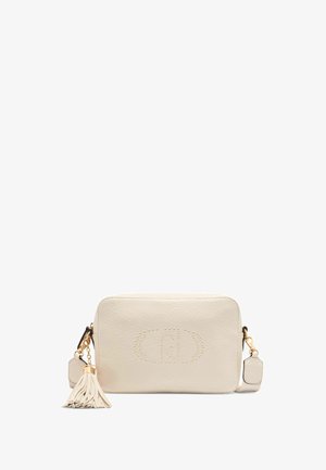 Hvid læder crossbody taske med prægede detaljer, lynlåslukning og en dekorativ frynse. Har guldfarvet hardware og en flad form.