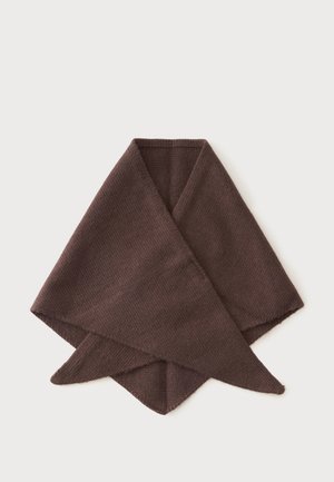 Écharpe tricotée marron foncé pliée en forme triangulaire sur un fond clair uni.