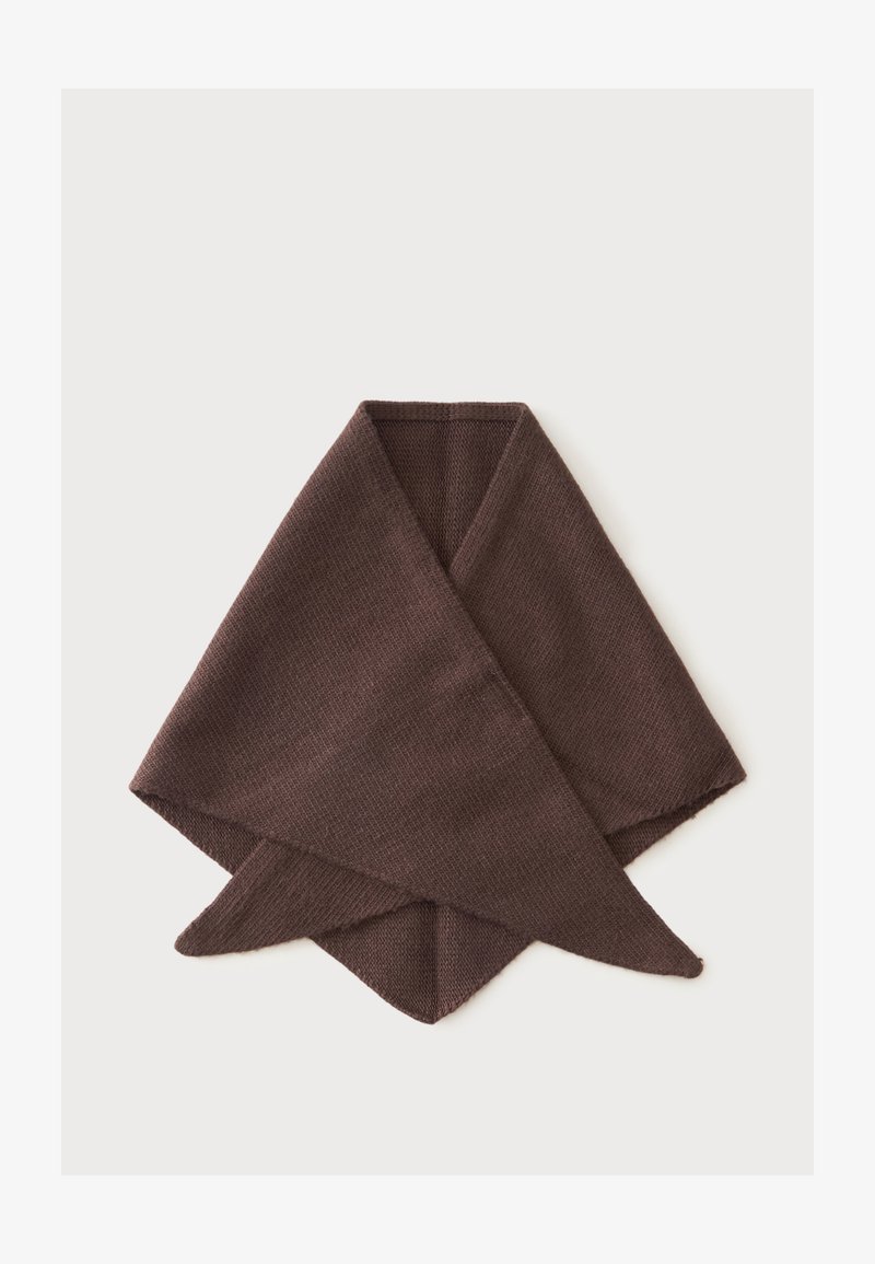 Écharpe tricotée marron foncé pliée en forme triangulaire sur un fond clair uni.