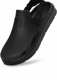 Čierne športové clogs s textúrovaným gumovým zvrškom, otvorenou pätou a ventilačnými otvormi po stranách. Obsahuje logo vyrazené na prednej časti.