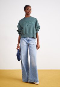 Nike Sportswear LOGO CREW - Ikdienas džemperis - vintage green/jade horizon