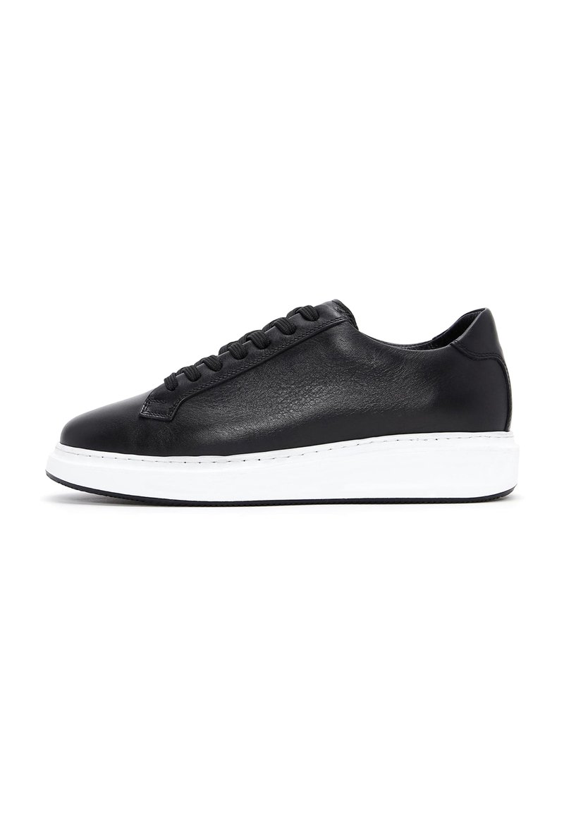 Sneaker in pelle nera con una texture liscia, punta arrotondata e suola in gomma bianca. Presenta un design con lacci e sei fori per i lacci.