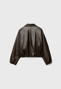 Veste courte marron foncé en cuir synthétique avec manches longues et taille élastiquée froncée, vue de dos sur un fond clair.