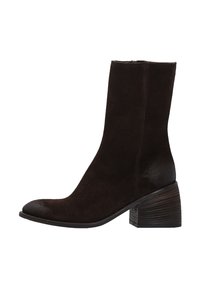 Hnědé nubukové kotníkové boty s kulatou špičkou, texturovaným dřevěným blokovým podpatkem a hladkým koženým akcentem na patě. Bez viditelného zapínání.