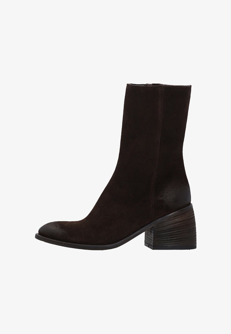 Hnědé nubukové kotníkové boty s kulatou špičkou, texturovaným dřevěným blokovým podpatkem a hladkým koženým akcentem na patě. Bez viditelného zapínání.