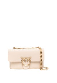 Borsa a tracolla in pelle beige con una catena dorata. Presenta una chiusura a pattina e un accento metallico circolare con due motivi di uccelli. Superficie testurizzata.