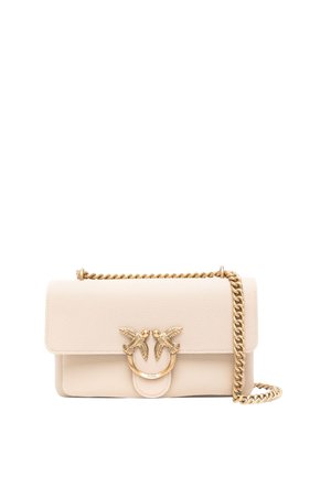 Borsa a tracolla in pelle beige con una catena dorata. Presenta una chiusura a pattina e un accento metallico circolare con due motivi di uccelli. Superficie testurizzata.
