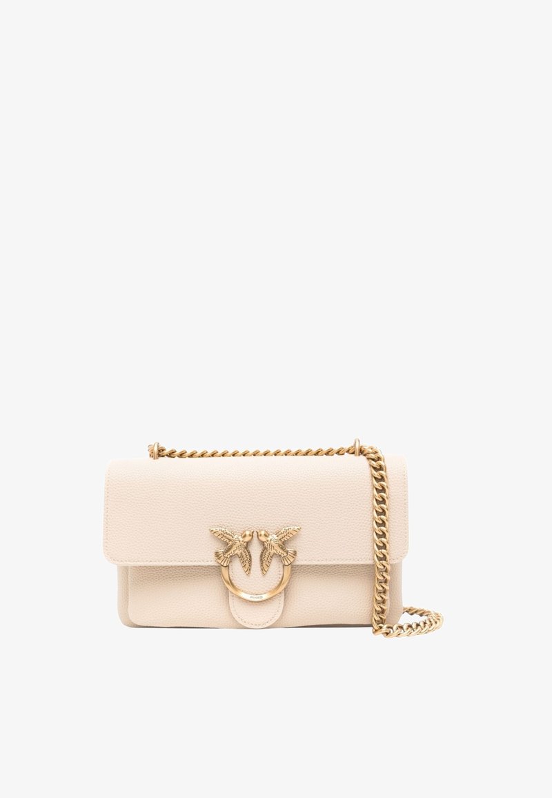 Borsa a tracolla in pelle beige con una catena dorata. Presenta una chiusura a pattina e un accento metallico circolare con due motivi di uccelli. Superficie testurizzata.